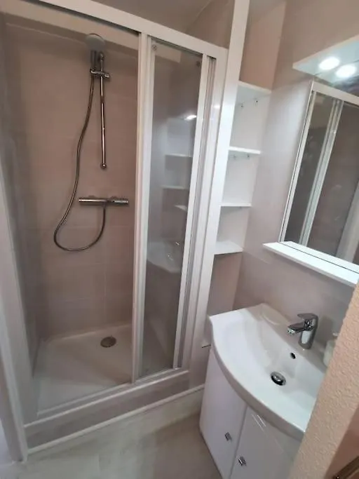 Apartment Joli Appart A 100M De La Mer, Jardin Et Piscine Frejus